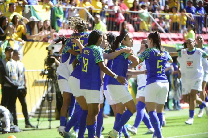 Batido recorde de público num jogo de futebol feminino